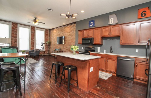 Lincoln Apartment | Historic Downtown Lincoln's Loft Derby Suite - Lincoln, IL