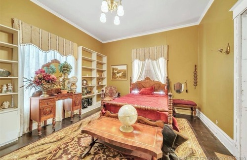 Muskogee Bed & Breakfast | Historic Farmer Mansion in the heart of Muskogee with 5 bedrooms and WiFi, AC.