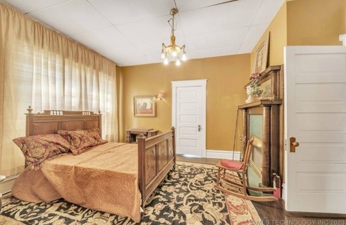 Muskogee Bed & Breakfast | Historic Farmer Mansion in the heart of Muskogee with 5 bedrooms and WiFi, AC.