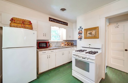 Fort Smith Cottage | Historic Fort Smith Cottage < 1 Mi to Downtown!