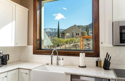 Jerome House | Historic Geode | Sleeps 8 | Close to Sedona