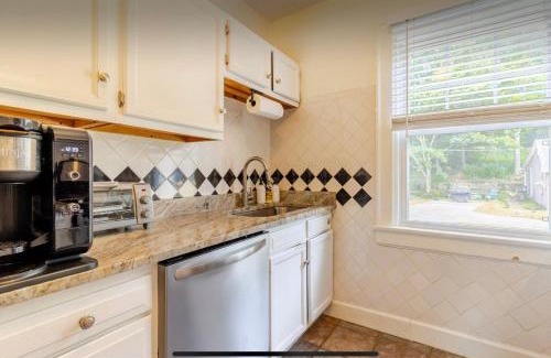 Old Towne Apartment | Historic Home, Modern Amenities- 15 Minutes to Downtown Chattanooga- Perfect for Families