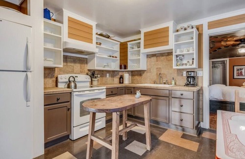 Glenwood Springs House | Historic Home! Walk anywhere DT!