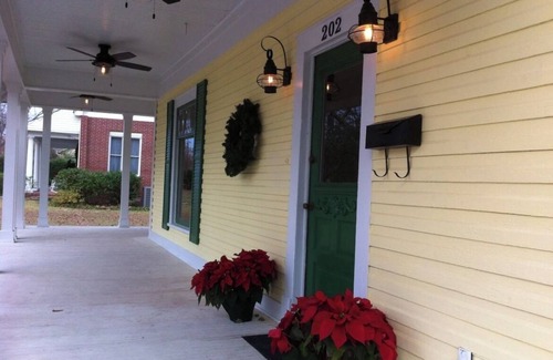 Mineola House | Historic House, modern amenities and large front porch, short walk downtown