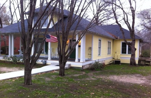 Mineola House | Historic House, modern amenities and large front porch, short walk downtown