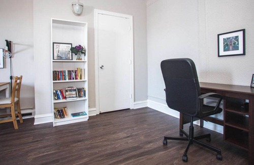 East Hyde Park Apartment | Historic HP Studio with Fast Transit to UChicago
