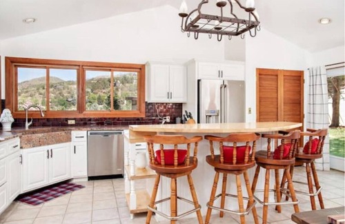 Basalt House | Historic Log Cabin Lodge near downtown Basalt, easy walk to the 2 rivers