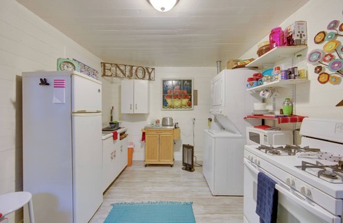 Marshall Cottage | Historic Marshall Log Cabin < 1 Mi to Dtwn!