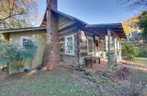 Marshall Cottage | Historic Marshall Log Cabin < 1 Mi to Dtwn!
