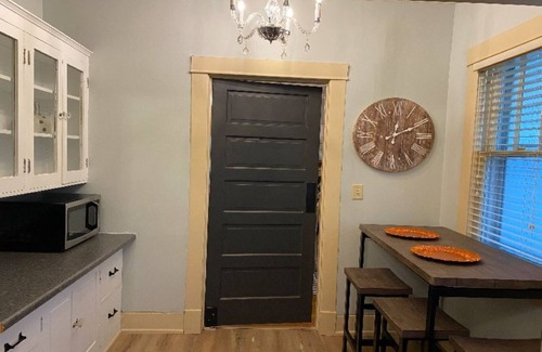 Sikeston House | Historic meets Modern Downtown 3 bedroom home