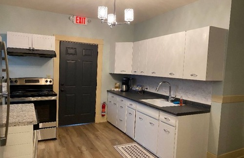 Sikeston House | Historic meets Modern Downtown 3 bedroom home