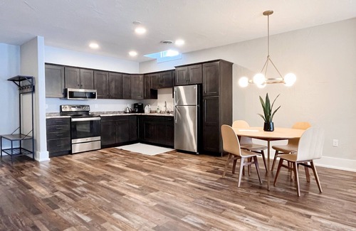 Hot Springs Apartment | Historic & Modern! Walk to Restaurants, Moccasin Springs + Huge Suite w/Kitchen