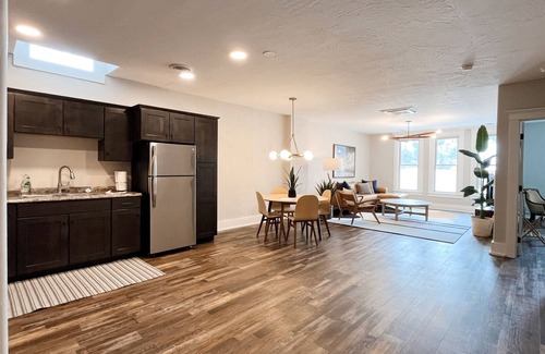 Hot Springs Apartment | Historic & Modern! Walk to Restaurants, Moccasin Springs + Huge Suite w/Kitchen