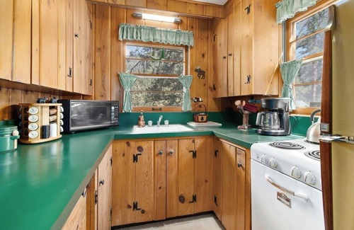 Estes Park Cabin | "Historic Mountainside Cabin At Braeside" Pet friendly.