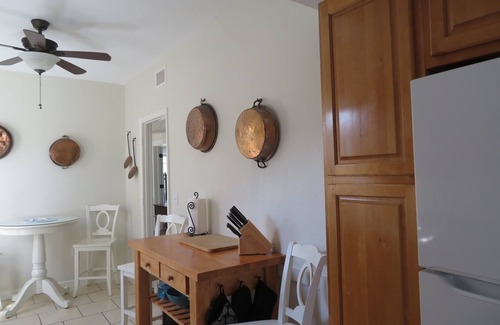 Historic Old Northeast Cottage | Historic Old Northeast! Walk to Water & Downtown! KING BED!