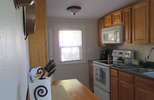 Historic Old Northeast Cottage | Historic Old Northeast! Walk to Water & Downtown! KING BED!