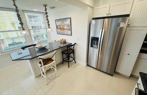 Pass-a-Grille Condo | Historic Pass-A-Grille Gulf Way Beachfront Wi-Fi