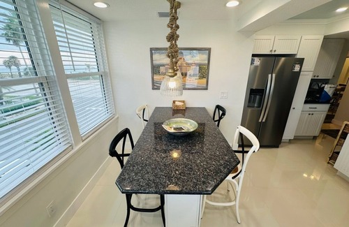 Pass-a-Grille Condo | Historic Pass-A-Grille Gulf Way Beachfront Wi-Fi