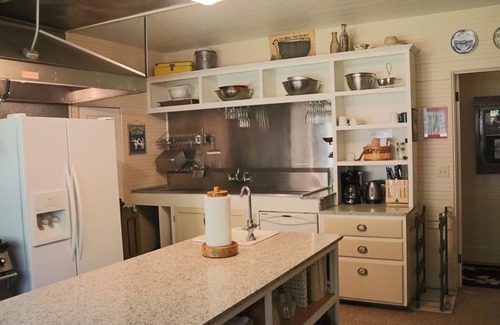 Downtown Klamath Falls Cabin | Historic Point Comfort Lodge on Upper Klamath Lake at Rocky Point
