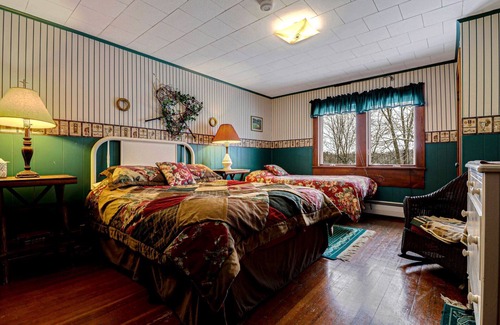 Winter Cabin | Historic prohibition Lodge next to golf course with private beach