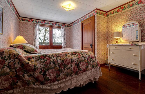 Winter Cabin | Historic prohibition Lodge next to golf course with private beach