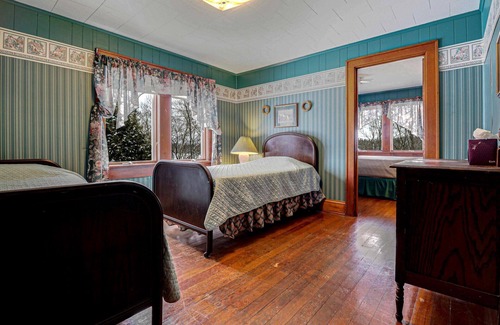 Winter Cabin | Historic prohibition Lodge next to golf course with private beach