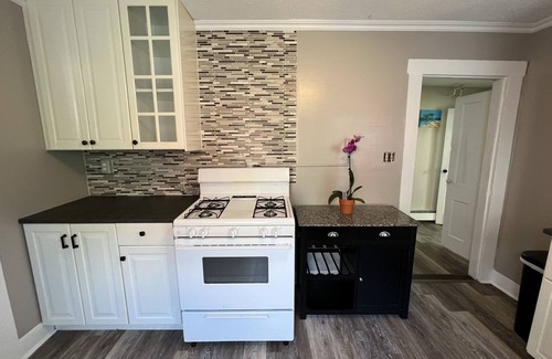 West Haven Apartment | Historic Prospect Beach House - 1 minute walk to Beach