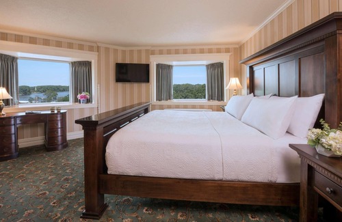 Red Wing House | Historic Red Wing Lux Hotel -Premium Room -Free Wifi -Bathrobes-Perfect Location