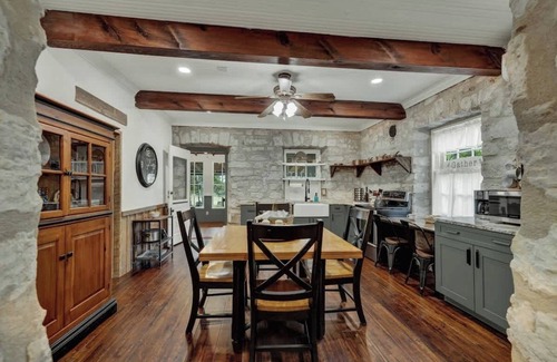 Fredericksburg House | Historic & Remodeled Sunday Haus-5 Mins to Dtown!
