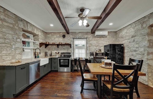 Fredericksburg House | Historic & Remodeled Sunday Haus-5 Mins to Dtown!