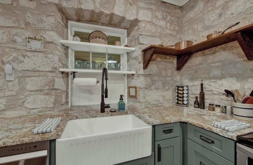 Fredericksburg House | Historic & Remodeled Sunday Haus-5 Mins to Dtown!