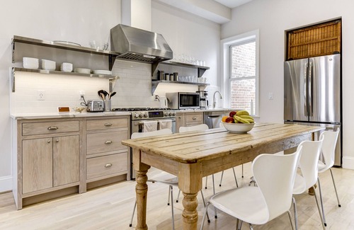 Logan Circle House | Historic Row House, 2 Blocks to Convention Center & Metro