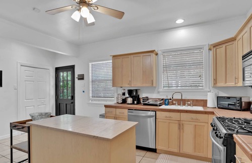Caddo Heights-South Highlands House | Historic S. Highlands Charming Cottage by Betty Virginia Park!