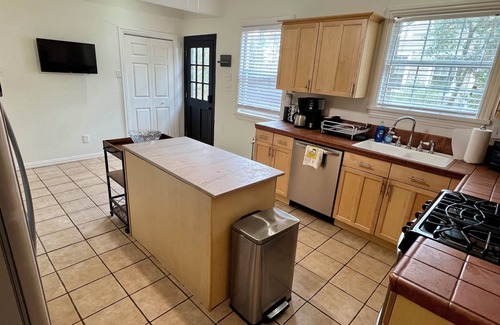 Caddo Heights-South Highlands House | Historic S. Highlands Charming Cottage by Betty Virginia Park!