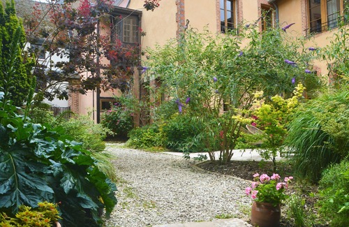 Aubigny-sur-Nere Apartment | Historic Scottish residence in Cher with garden and games room