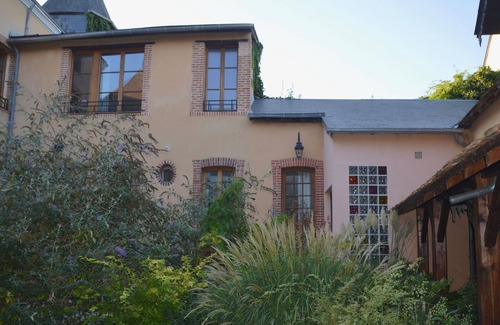 Aubigny-sur-Nere Apartment | Historic Scottish residence in Cher with garden and games room