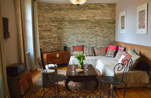 Aubigny-sur-Nere Apartment | Historic Scottish residence in Cher with garden and games room
