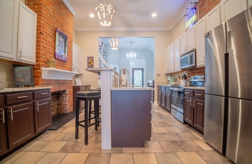Faubourg Lafayette House | Historic Stylish Townhouse | Steps to Streetcar