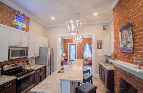 Faubourg Lafayette House | Historic Stylish Townhouse | Steps to Streetcar