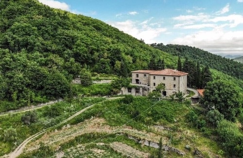 Londa House | historic Tuscan farmhouse surrounded by nature