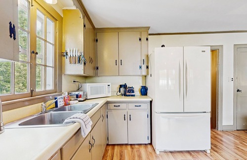 Chester House | Historic Vermont farmhouse in 100+ acres, balcony, sunroom, office, window a/c