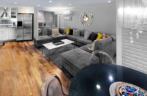 West End House | Historic Victorian Duplex Brownstone Downtown, Steps To White House & Georgetown