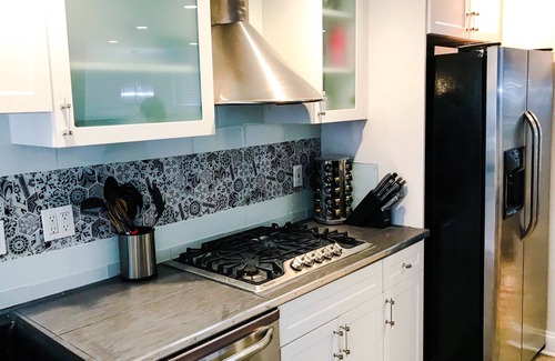 West End House | Historic Victorian Duplex Brownstone Downtown, Steps To White House & Georgetown