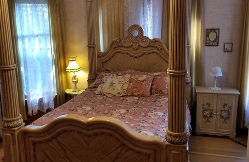 Downtown Bed & Breakfast | Historic Victorian Inn (1st/2nd Floors) 5bed 5bath
