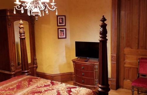Sioux Falls Bed & Breakfast | Historic Victorian Inn Gold Suite