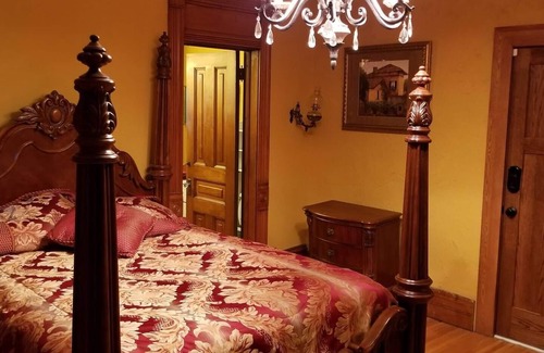 Sioux Falls Bed & Breakfast | Historic Victorian Inn Gold Suite