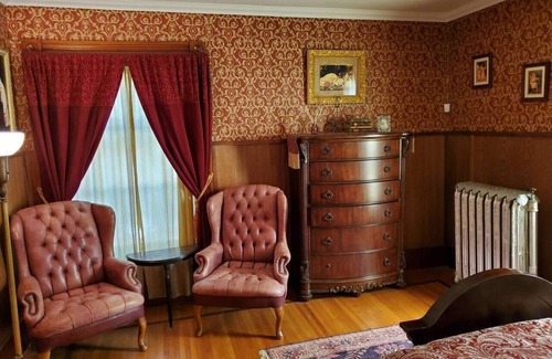 Downtown Bed & Breakfast | Historic Victorian Inn Wine Suite