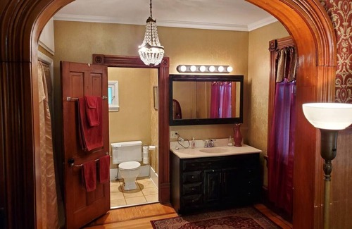 Downtown Bed & Breakfast | Historic Victorian Inn Wine Suite