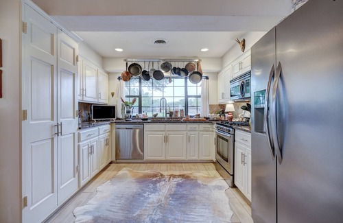 The Village Villa | Historic Villa🚶1 min from Lake Hefner🏊 Hot Tub 🎱Pool Table🐶Friendly🎣Fishing