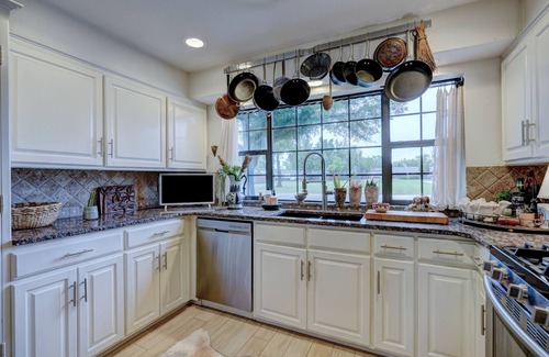 The Village Villa | Historic Villa🚶1 min from Lake Hefner🏊 Hot Tub 🎱Pool Table🐶Friendly🎣Fishing